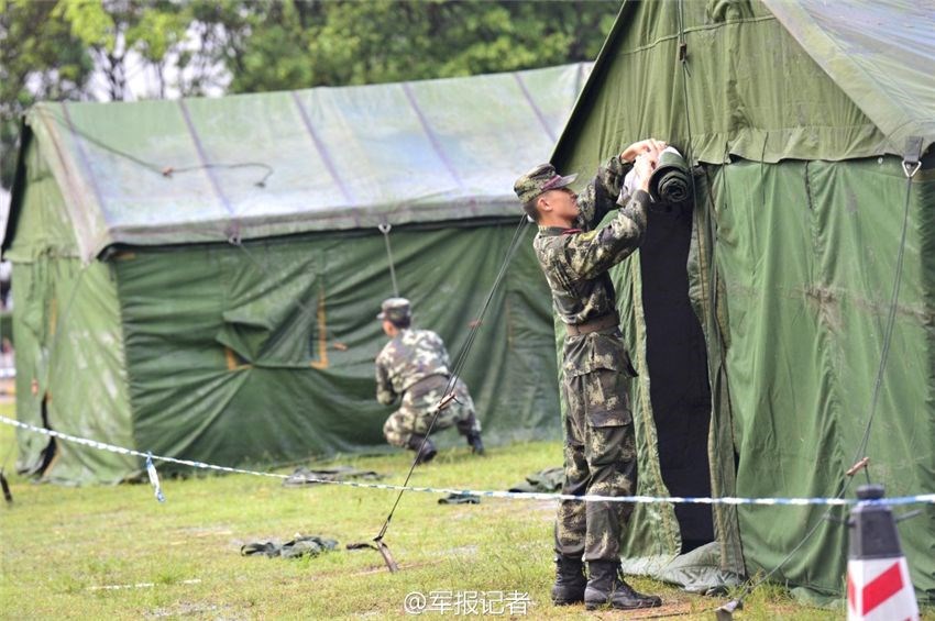 雁峰充气迷彩帐篷